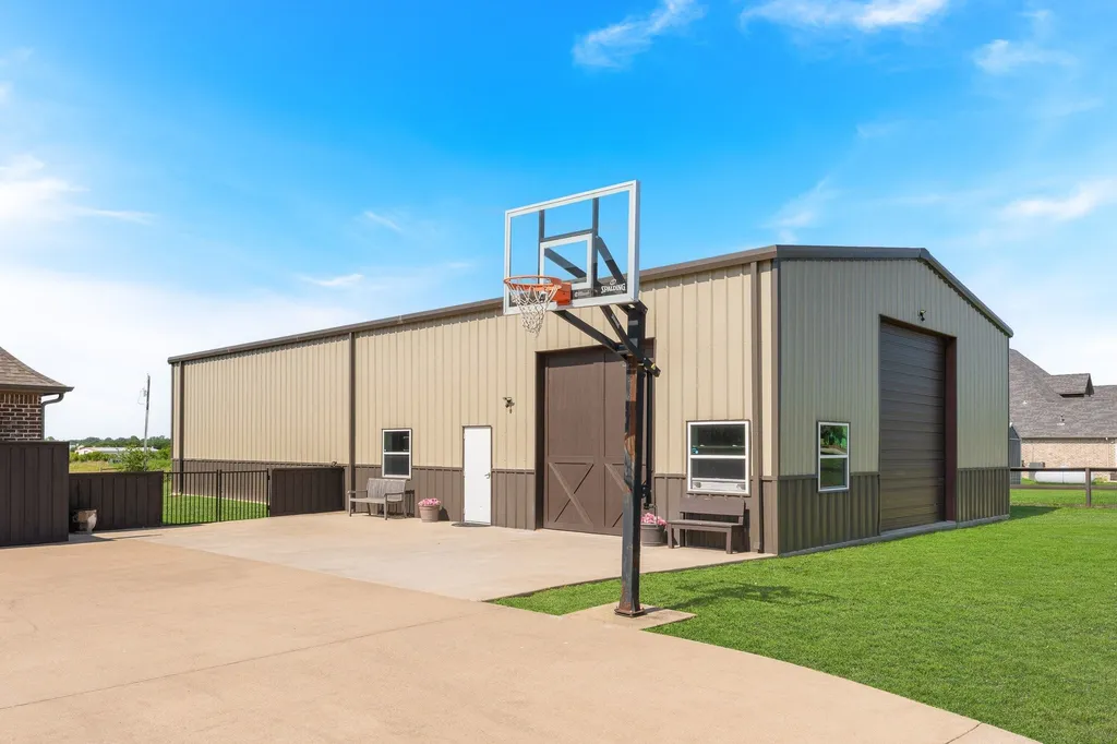 6224 Meadowlands Drive Krum TX 76249