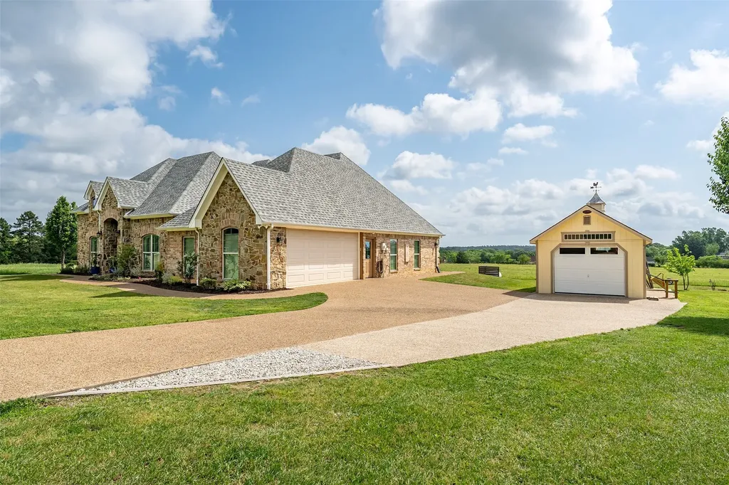 17555 County Road 1108 Flint TX 75762