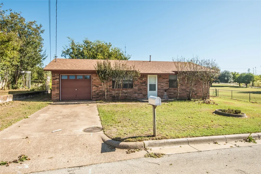 712 N Keith Street Granbury TX 76048