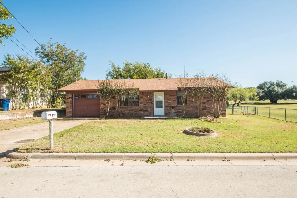712 N Keith Street Granbury TX 76048