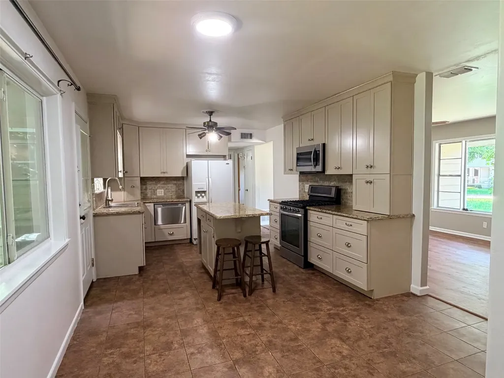 504 N Elm Street Comanche TX 76442