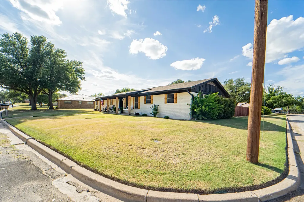 1400 Sycamore Street Breckenridge TX 76424
