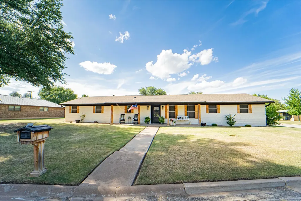 1400 Sycamore Street Breckenridge TX 76424