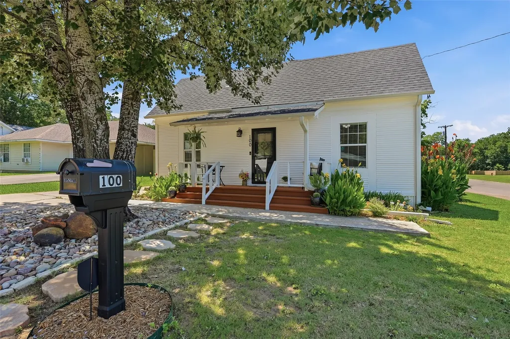 100 Buchanan Street Whitesboro TX 76273