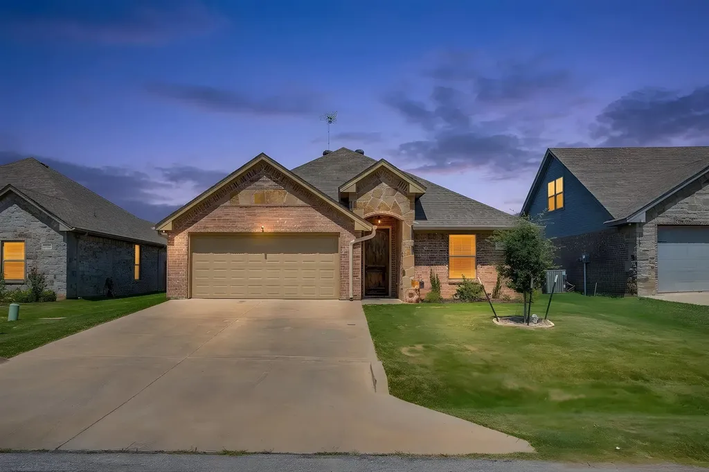 3207 Windcrest Drive Granbury TX 76049