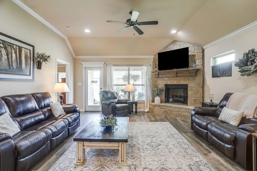 3207 Windcrest Drive Granbury TX 76049