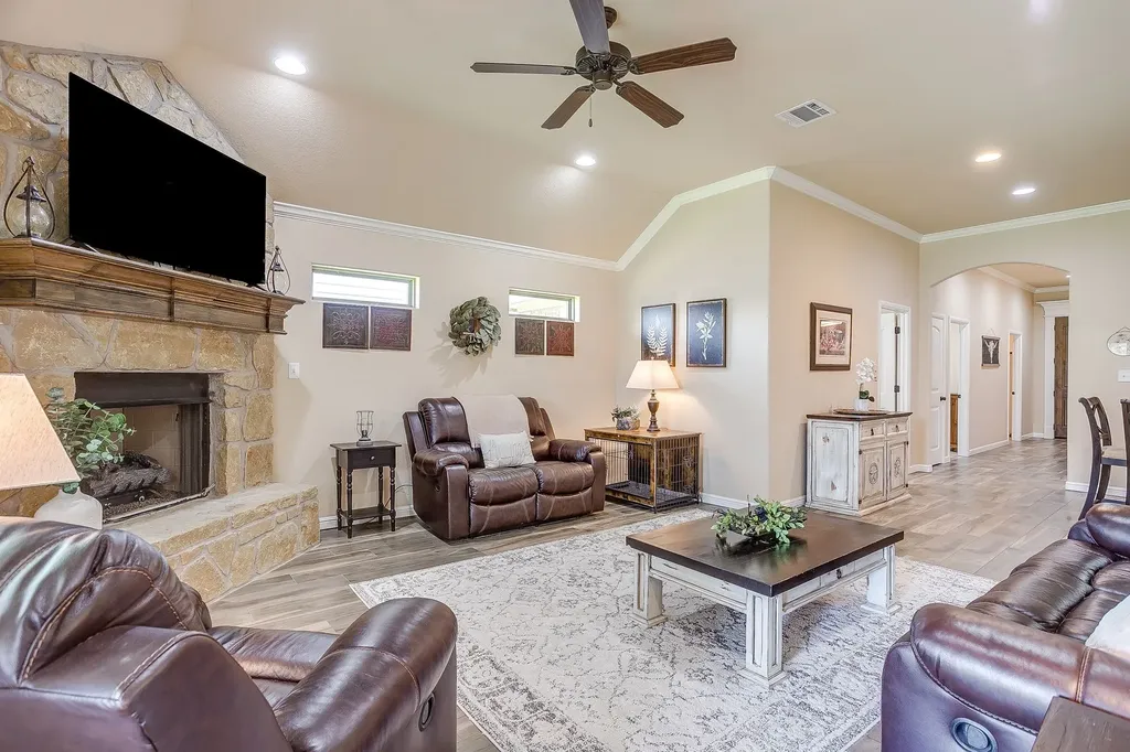 3207 Windcrest Drive Granbury TX 76049