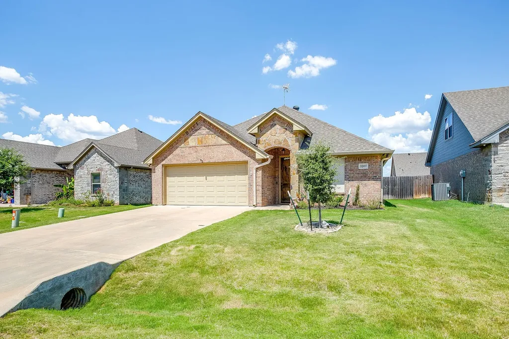 3207 Windcrest Drive Granbury TX 76049