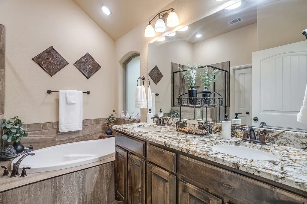 3207 Windcrest Drive Granbury TX 76049