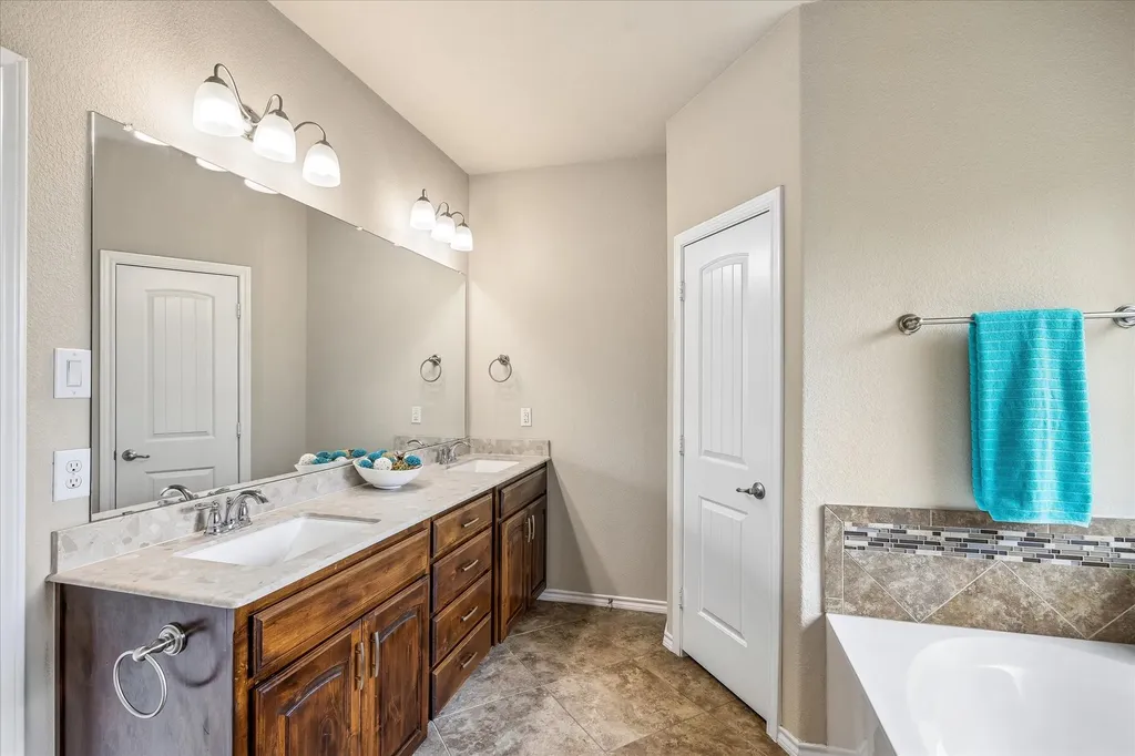 8 Duskview Lane Edgecliff Village TX 76134