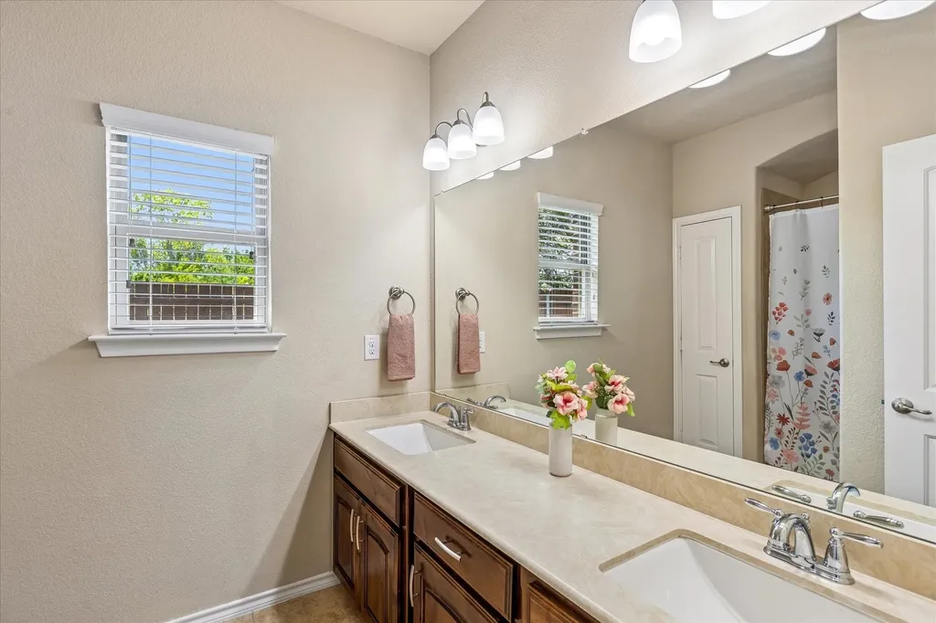 8 Duskview Lane Edgecliff Village TX 76134