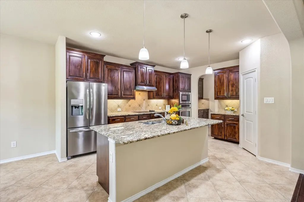 8 Duskview Lane Edgecliff Village TX 76134