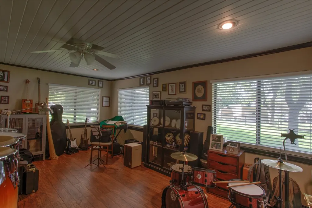371 County Road 4874 Newark TX 76071