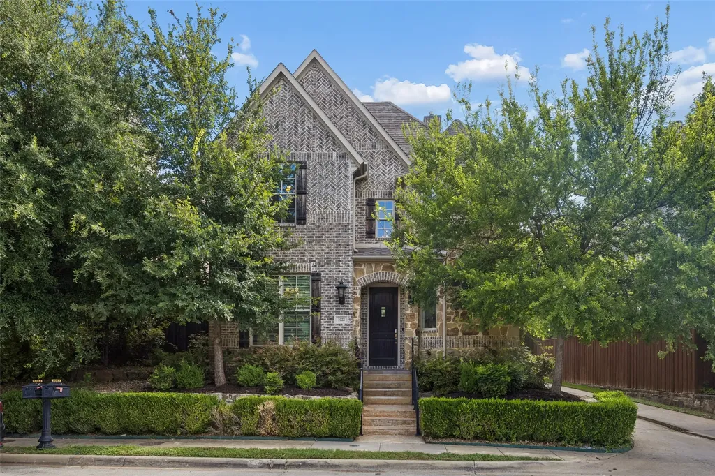 1022 Shadyside Lane Dallas TX 75223