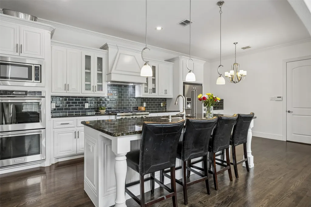 1022 Shadyside Lane Dallas TX 75223