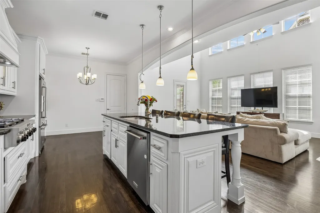 1022 Shadyside Lane Dallas TX 75223