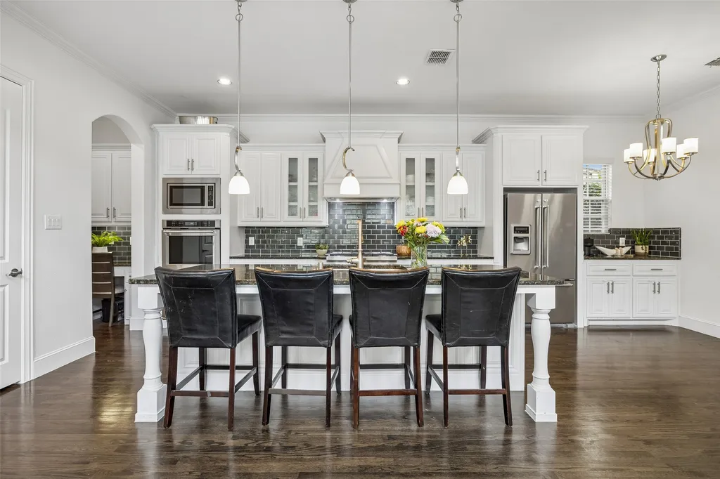 1022 Shadyside Lane Dallas TX 75223