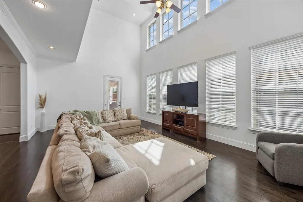 1022 Shadyside Lane Dallas TX 75223