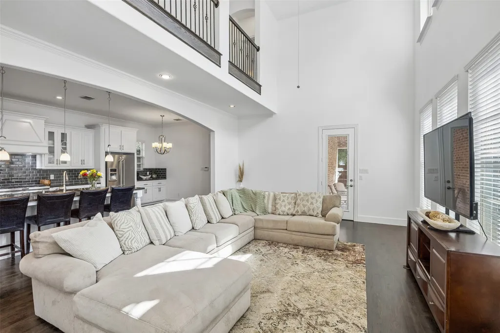 1022 Shadyside Lane Dallas TX 75223