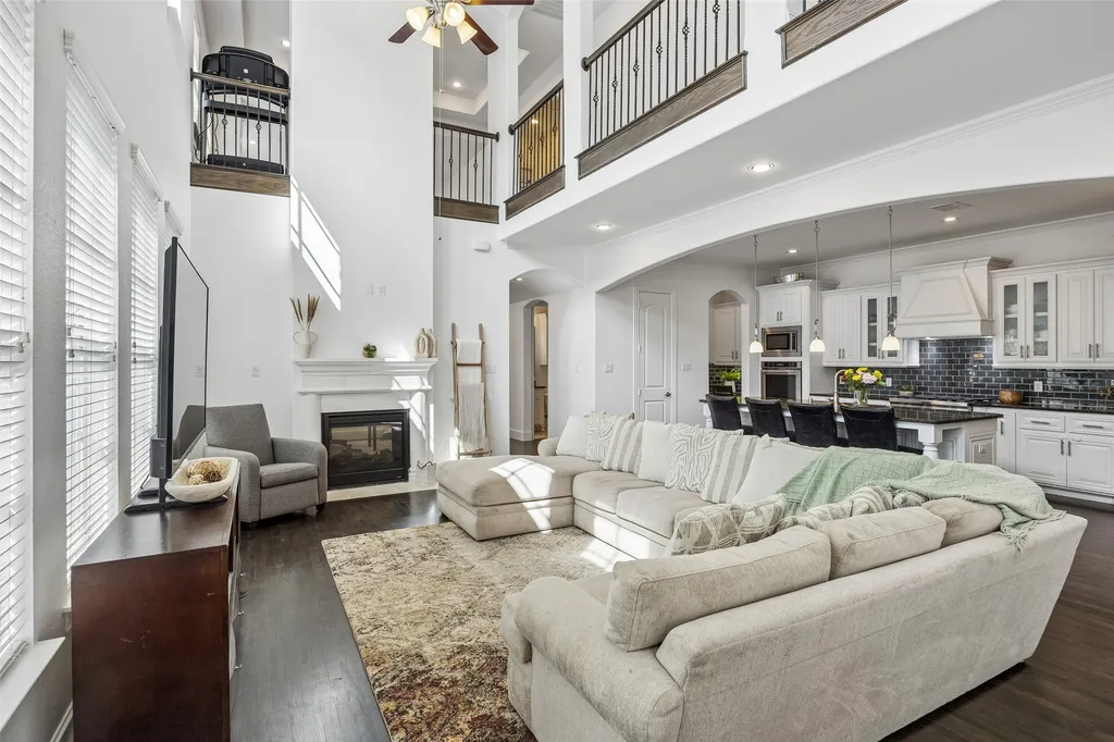 1022 Shadyside Lane Dallas TX 75223