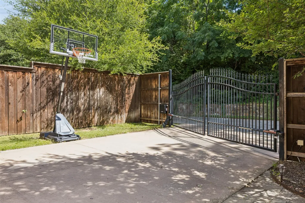 1022 Shadyside Lane Dallas TX 75223