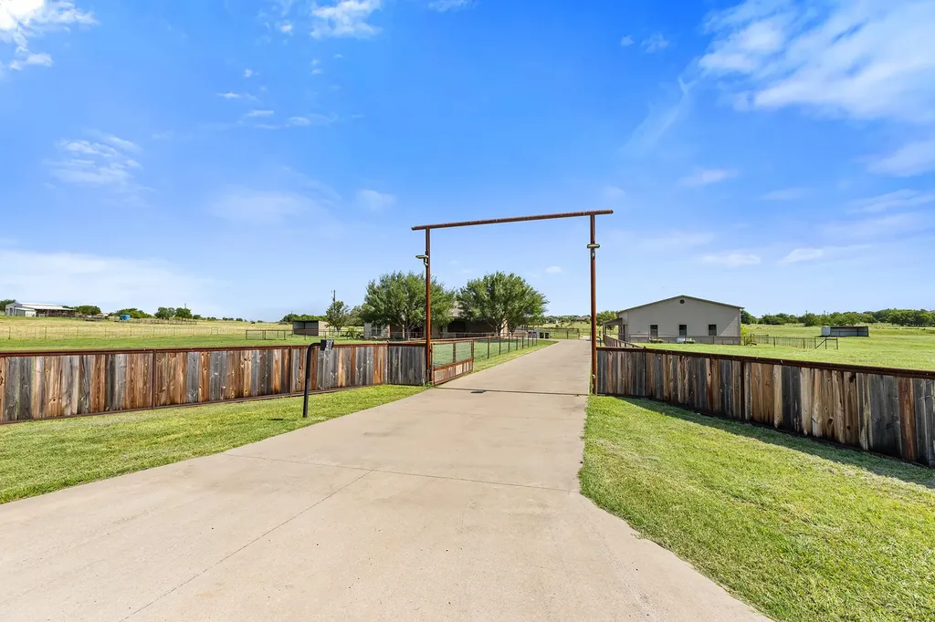 678 Gregory Street Weatherford TX 76087