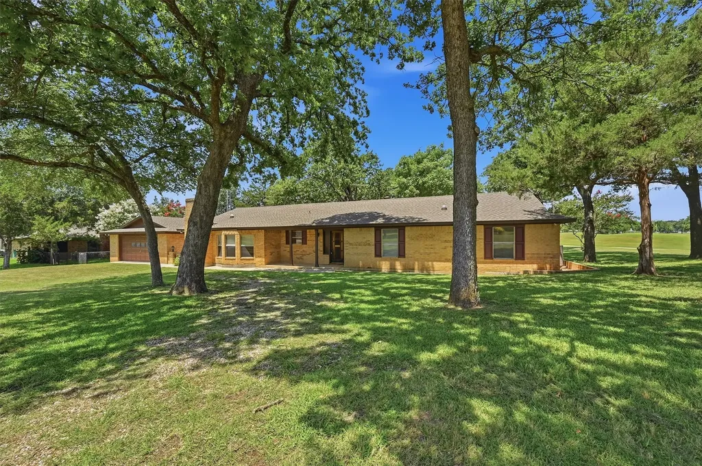 100 Mohican Trail Lake Kiowa TX 76240