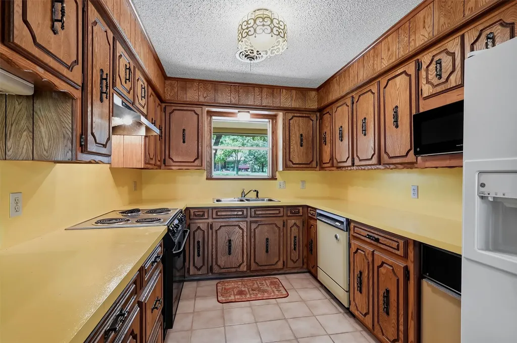 100 Mohican Trail Lake Kiowa TX 76240