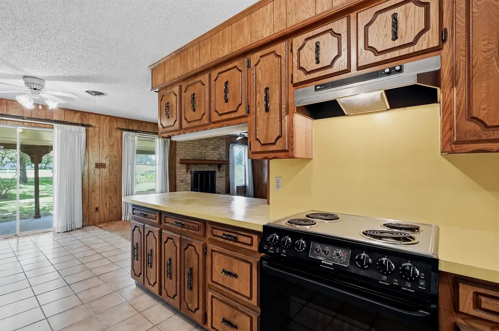 100 Mohican Trail Lake Kiowa TX 76240