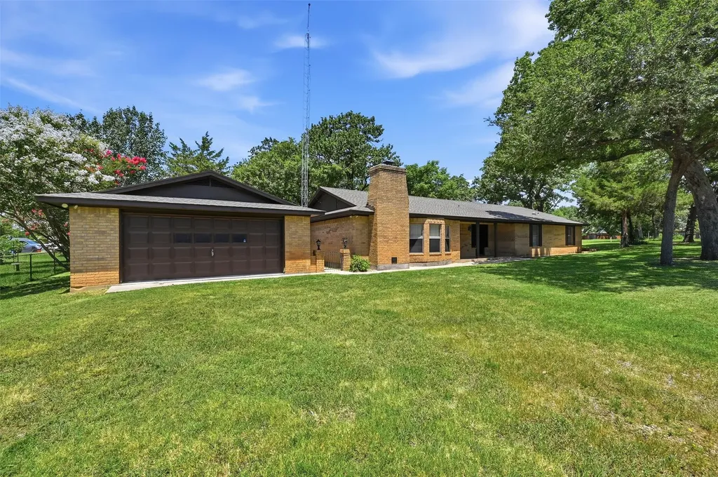 100 Mohican Trail Lake Kiowa TX 76240