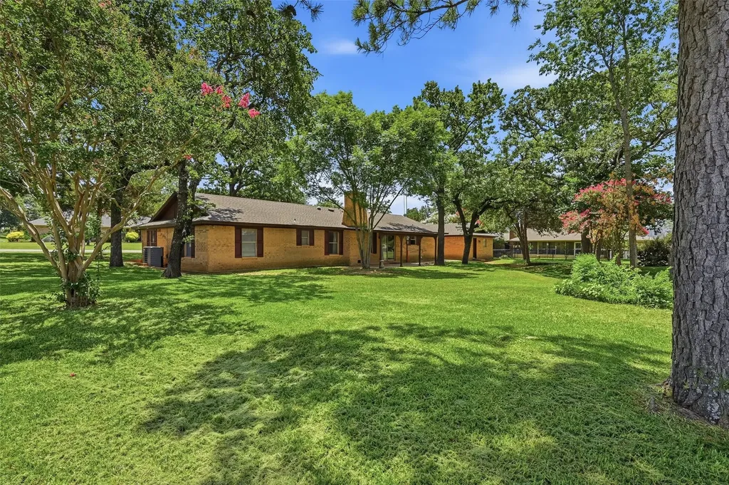 100 Mohican Trail Lake Kiowa TX 76240