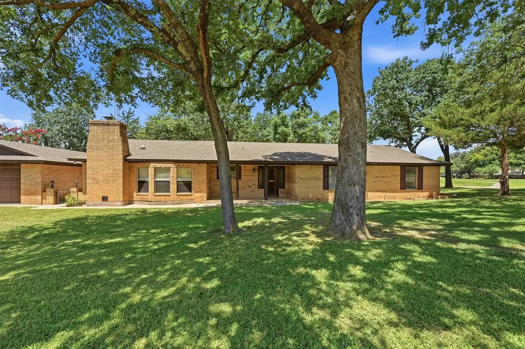 100 Mohican Trail Lake Kiowa TX 76240