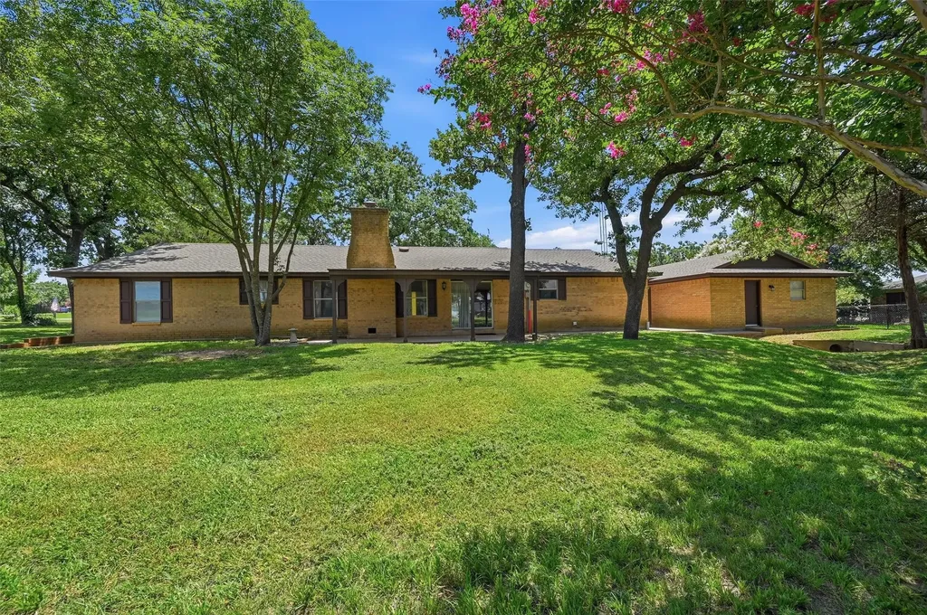 100 Mohican Trail Lake Kiowa TX 76240