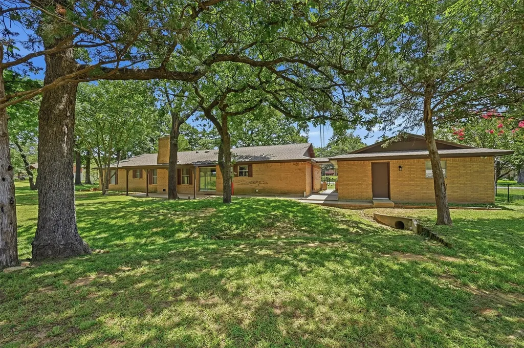 100 Mohican Trail Lake Kiowa TX 76240