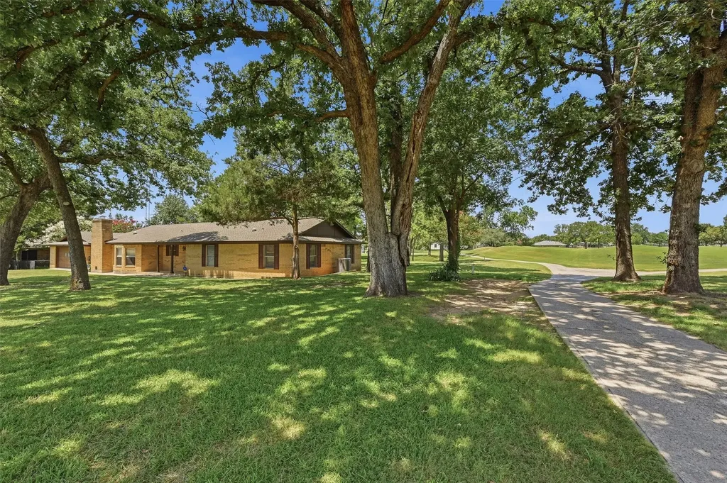 100 Mohican Trail Lake Kiowa TX 76240