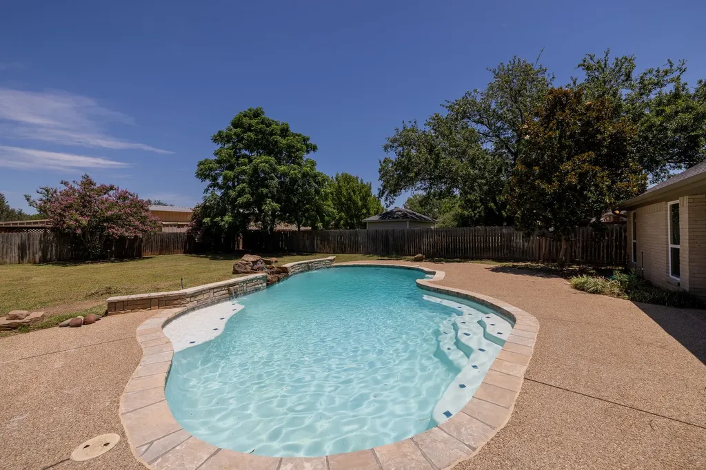 612 Aqua Vista Drive Granbury TX 76049