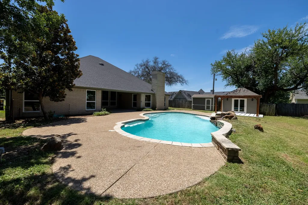 612 Aqua Vista Drive Granbury TX 76049