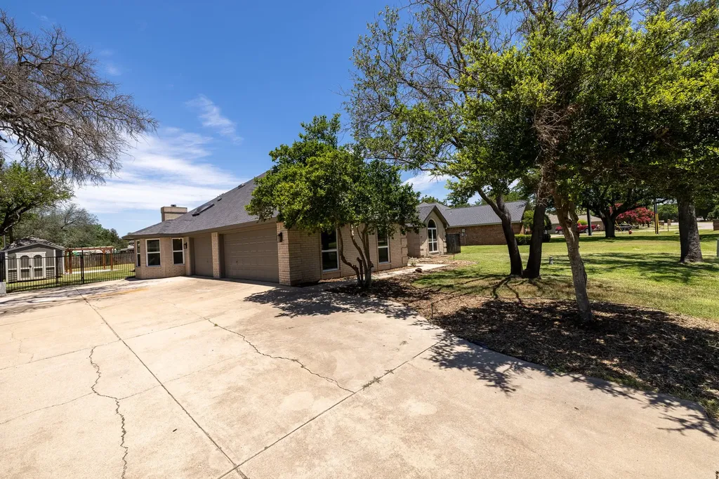 612 Aqua Vista Drive Granbury TX 76049
