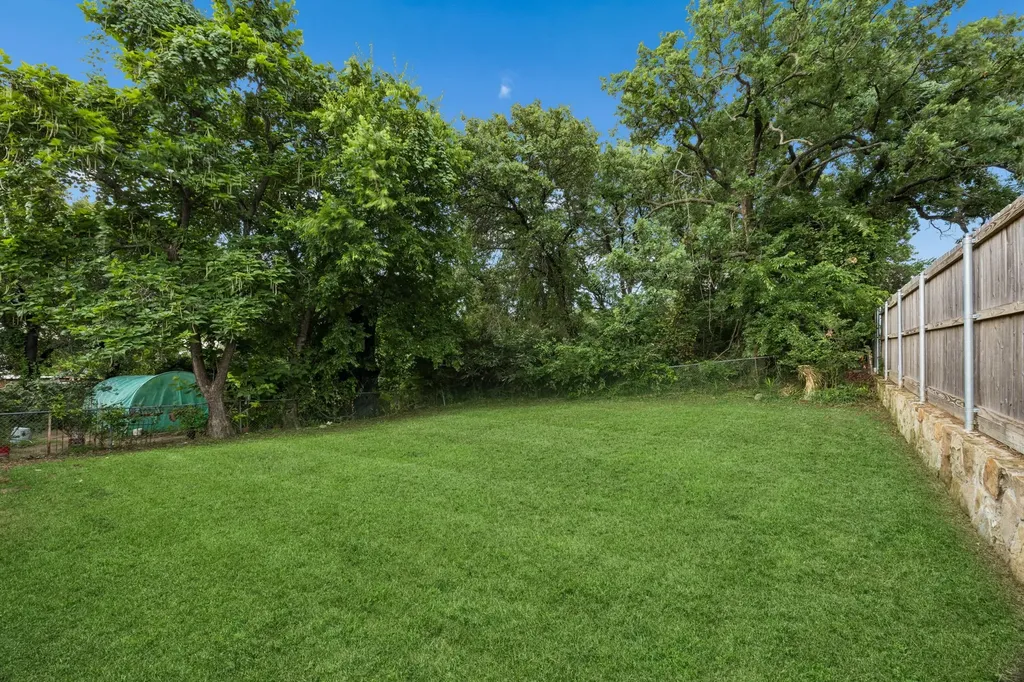 7705 Navajo Trail Lake Worth TX 76135