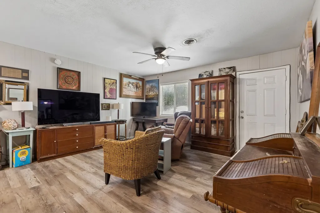 7705 Navajo Trail Lake Worth TX 76135