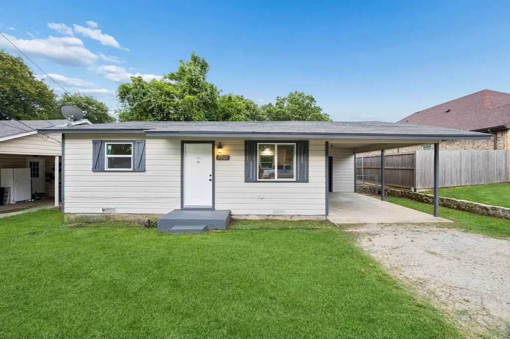 7705 Navajo Trail Lake Worth TX 76135