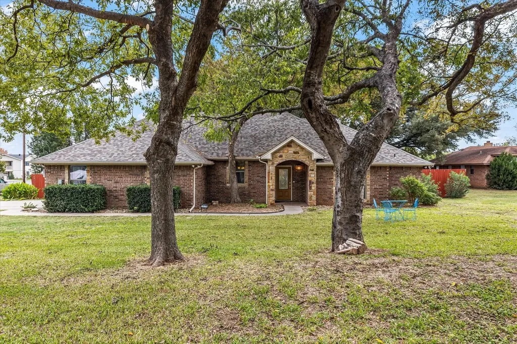 1609 Cheyenne Trail Granbury TX 76048