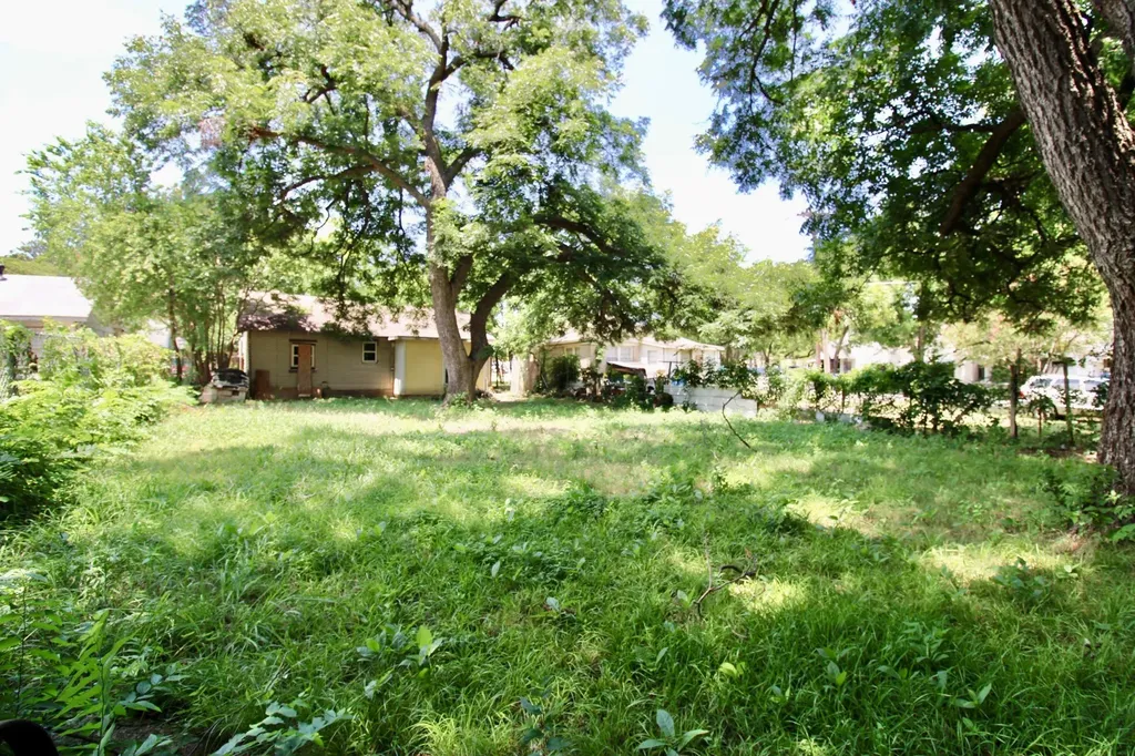 1206 S Edgefield Avenue Dallas TX 75208