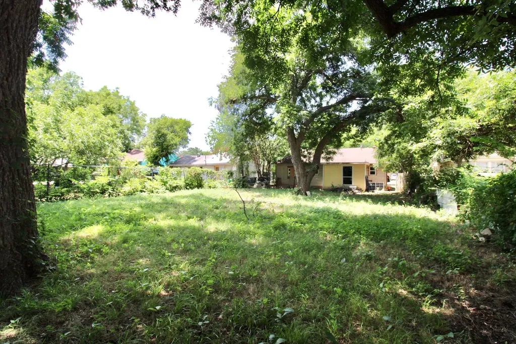 1206 S Edgefield Avenue Dallas TX 75208