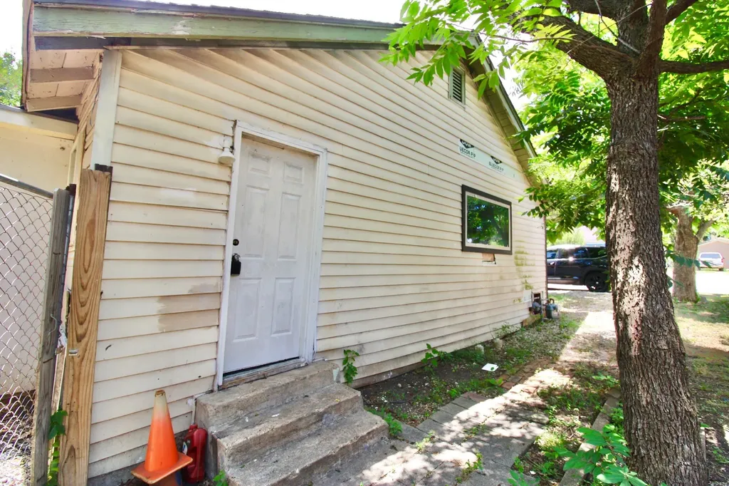 1206 S Edgefield Avenue Dallas TX 75208