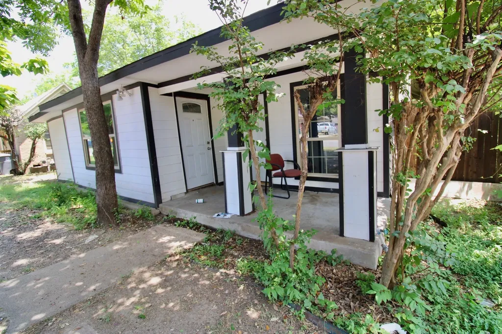 1206 S Edgefield Avenue Dallas TX 75208