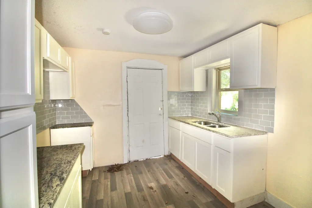 1206 S Edgefield Avenue Dallas TX 75208