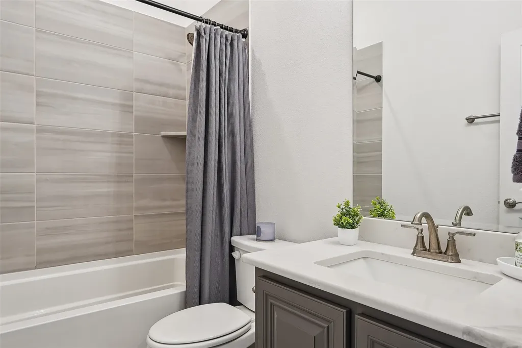 218 Oakcrest Drive Justin TX 76247