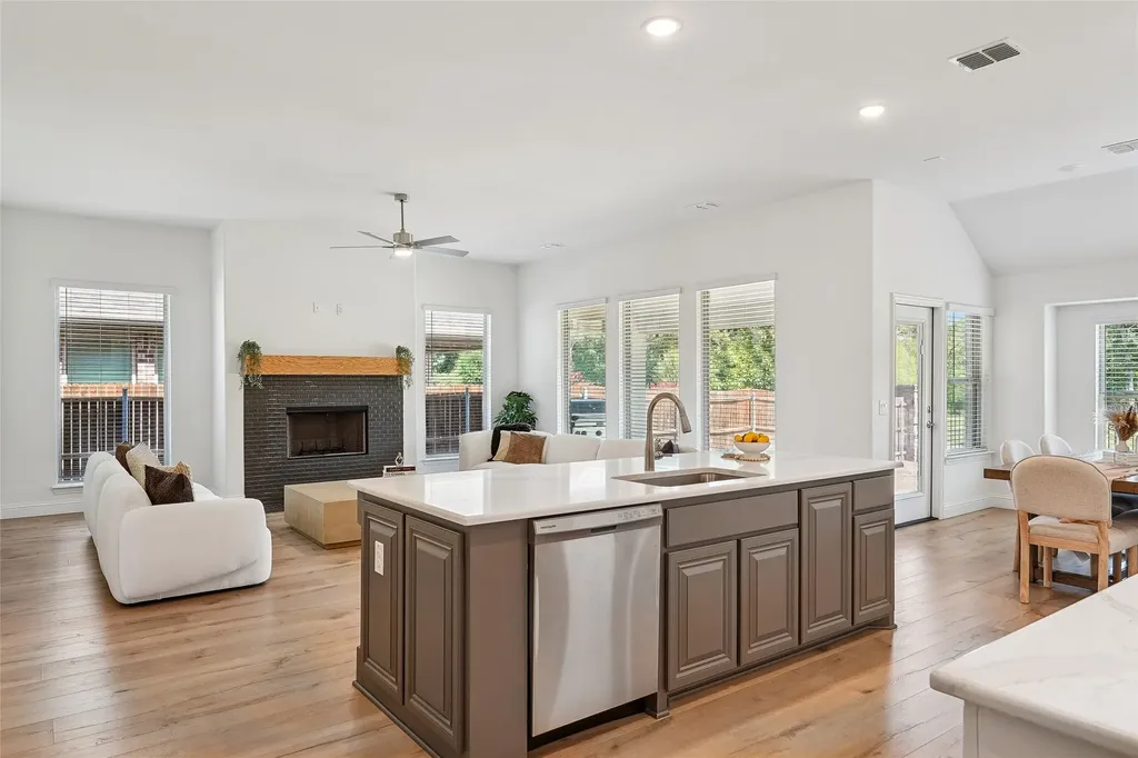 218 Oakcrest Drive Justin TX 76247