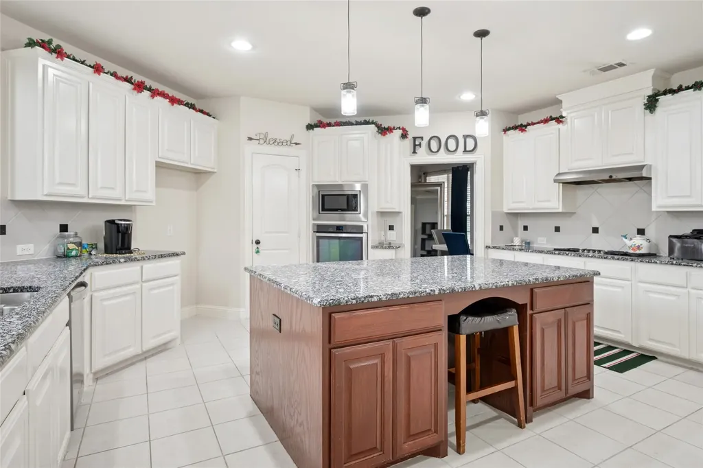 901 Oglethorpe Lane Aubrey TX 76227